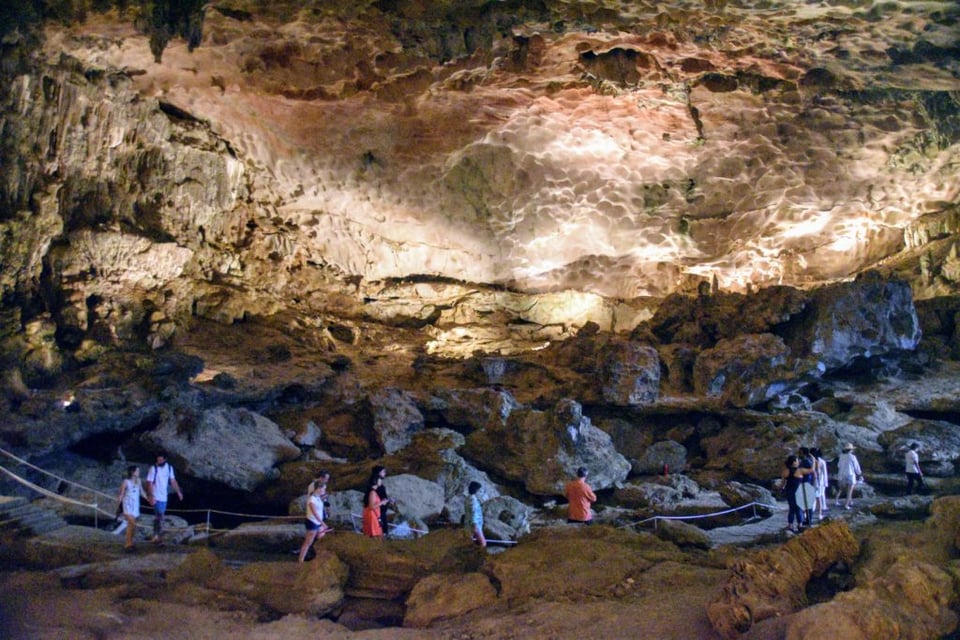 Sung Set Caves, Ha Long Bay.